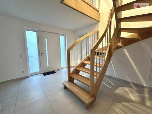 Treppe - Eingangsbereich 2 - 5 Zimmer Einfamilienhaus in Striegistal