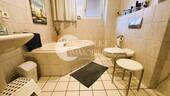 Bad mit Eckwanne und Dusche - 