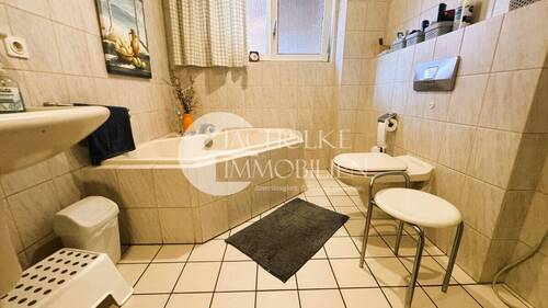 Bad mit Eckwanne und Dusche - 