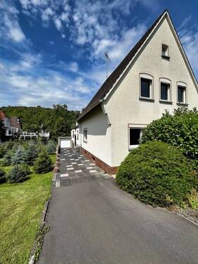 Vorderhaus_Außenansicht mit Einfahrt zur Garage - Viel Platz, viel Potenzial, Ihr neues Lieblingsprojekt!