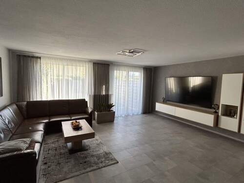 Wohnzimmer - 5 Zimmer Reihenmittelhaus zum Kaufen in Heroldsberg