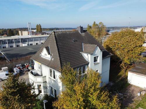 24349 LooseImmo Luftaufnahme - 8 Zimmer Mehrfamilienhaus, Wohnhaus zum Kaufen in Lübeck / Schlutup