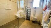 Bad mit ebenerdiger, großer Dusche - 