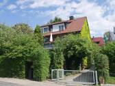 Mehrfamilienhaus - Großzügige Eigentumswohnung im 1. OG mit Studio und Garten