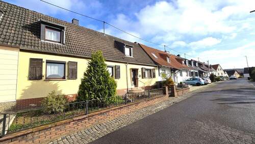 Gebäudefront, Straßenansicht - 6 Zimmer Reihenmittelhaus in Völklingen