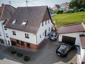 Ansicht Front Perspektive - Schön gelegenes Einfamilienhaus mit Garagen und Garten zu verkaufen + sehr gepflegt + 4 Schlafzimmer und 2 Bäder