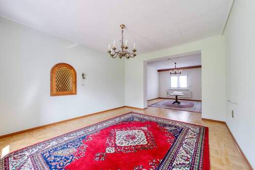 Esszimmer mit Durchreiche zur Küche - 