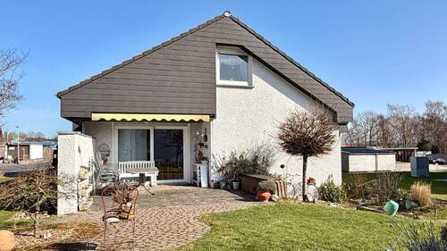 Hausansicht - 9 Zimmer Mehrfamilienhaus, Wohnhaus in Friedewald