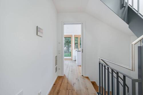 Flur zum Wohnzimmer - 2 Zimmer Mehrfamilienhaus, Wohnhaus in München