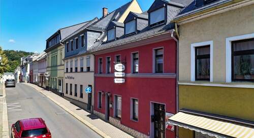 Straßenansicht - 9 Zimmer Mehrfamilienhaus, Wohnhaus in Elsterberg