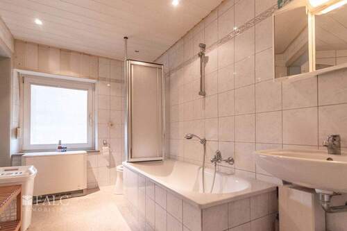 Badezimmer 1.OG - Mehrfamilienhaus, Wohnhaus mit 134,00 m² in Schwalmtal zum Kaufen