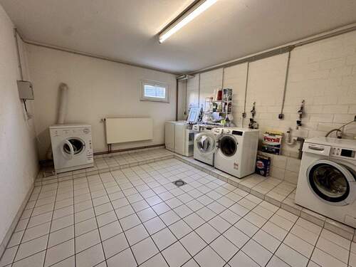 Ein Waschraum ist vorhanden. - 