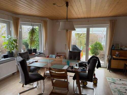 Essbereich mit Zugang auf die Terrasse - 