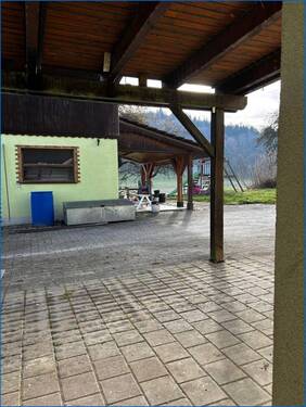 Blick auf das Nebengebäude - 7 Zimmer Mehrfamilienhaus, Wohnhaus in Mühlingen / Zoznegg