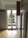 Die Küche mit Zugang zum Balkon - 
