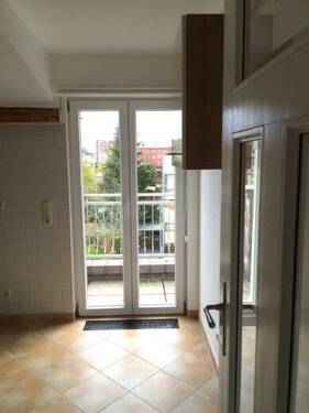 Die Küche mit Zugang zum Balkon - 