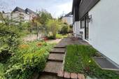 Terrasse Hausrückseite mit Zuwege - 