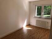Kinder-/Arbeitszimmer mit weißen Wänden und Bodenbelag in Holzoptik - Etagenwohnung mit 64,10 m² in Bad Vilbel zur Miete