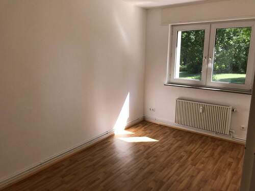 Kinder-/Arbeitszimmer mit weißen Wänden und Bodenbelag in Holzoptik - Etagenwohnung mit 64,10 m² in Bad Vilbel zur Miete