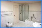 Bad, Wanne und Dusche - 