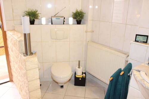 Bad mit etwas Tageslicht - 