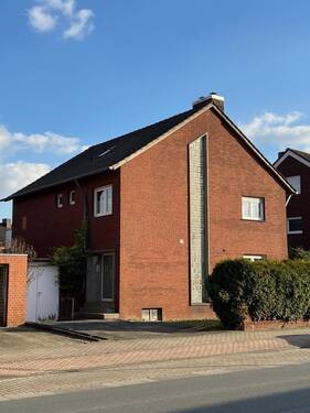 Straßenansicht - *RESERVIERT* Ein Haus, viele Möglichkeiten - Ideal für Familie, Vermietung oder Kombination!