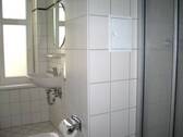 Das Badezimmer mit Dusche - 
