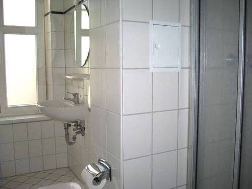 Das Badezimmer mit Dusche - 