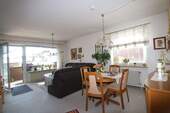 Das Wohnzimmer mit Zugang zum Südbalkon - 3 Zimmer Etagenwohnung in Malente