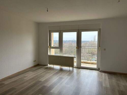 Wohnzimmer mit Blick - Helle DG-Wohnung mit Balkon & traumhaftem Blick ins Grüne - ruhig gelegen in Gohlis-Süd