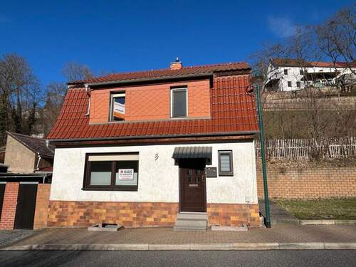 Vorderansicht - Kleines, gepflegtes Einfamilienhaus mit Nebengelass in Könitz zu verkaufen