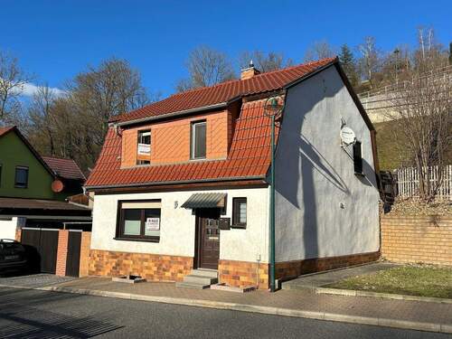 Vorder- und Seitenansicht - 4 Zimmer Mehrfamilienhaus, Wohnhaus in Unterwellenborn