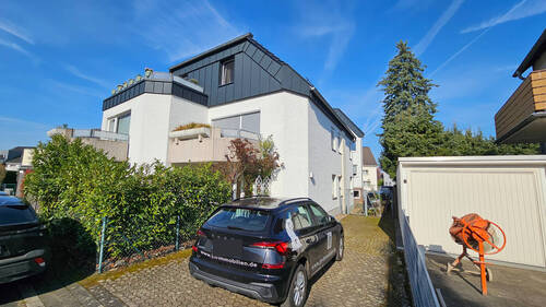 Rückansicht mit Stellplatz - 