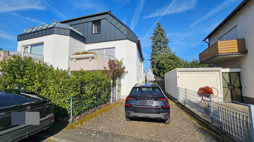 Rückansich mit PKW Stellplatz - 2-Zimmer ETW mit kleinem Garten u. PKW-Stellplatz im Herzen von Bergisch Gladbach -'Schildgen'