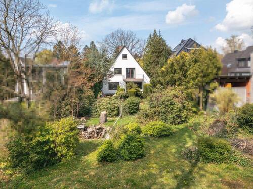 Rückansicht - Großzügiges Einfamilienhaus auf parkähnlichem Anwesen inklusive Baugrundstück