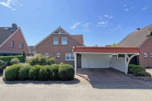 Hausansicht und Carport - Top gepflegt und ruhig gelegen! EFH mit hübschem Garten und Sauna in Henstedt-Ulzburg