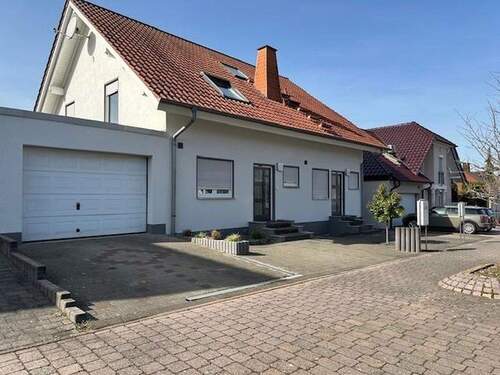 Garage u. Haus linksseitig - 9 Zimmer Mehrfamilienhaus, Wohnhaus zur Miete in Wallertheim