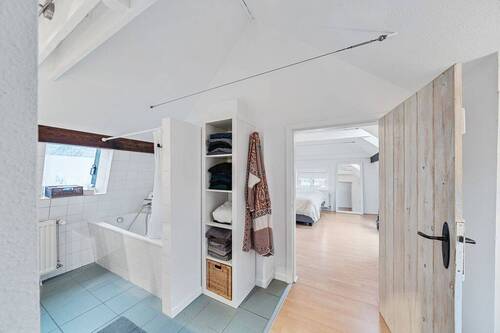 Offen gestaltetes Badezimmer mit Zugang zum Schlafzimmer - 