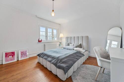 Zimmer im Obergeschoss - 9 Zimmer Einfamilienhaus in Hamburg