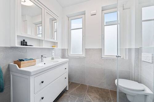 Duschbad (aus 2025) im Erdgeschoss - Einfamilienhaus mit 216,00 m&sup2; in Hamburg zum Kaufen