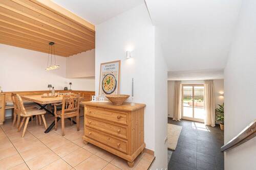 Sicht ins Wohnzimmer - 