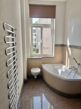 Bad mit Badewanne und Dusche - 