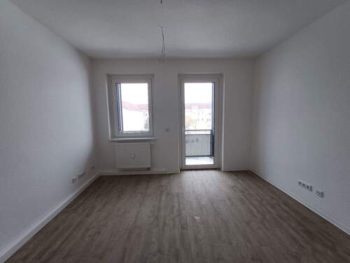 Wohnzimmer mit Balkon - 2 Zimmer Etagenwohnung zur Miete in Merseburg