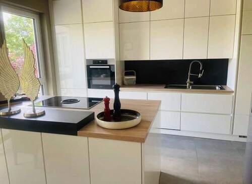 Moderne Küche mit Insel - 6 Zimmer Reihenmittelhaus zum Kaufen in Königstein im Taunus