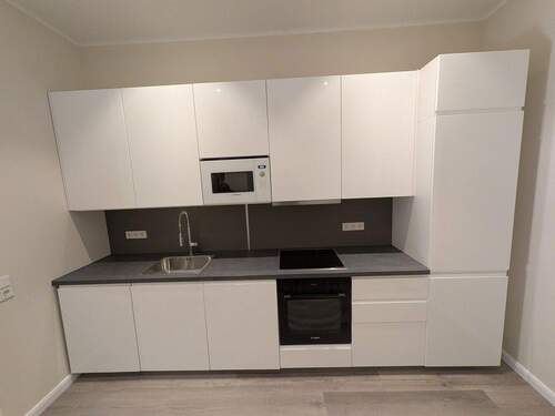 Hochglanz weiße Küche - 2 Zimmer Etagenwohnung zur Miete in Rüdesheim am Rhein