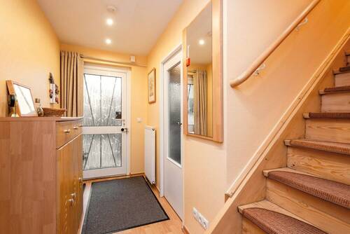 Eingangsbereich mit Treppe zu m Obergeschoss - Reihenmittelhaus mit 80,00 m&sup2; in Berlin zum Kaufen