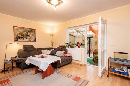 Wohnzimmer mit Zugang zum Wintergarten - 