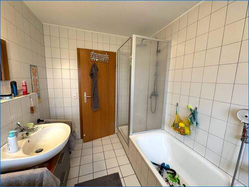 Dusche und Wanne - 