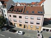 Ostansicht - Vermietete Gewerbeeinheit mit hohen Decken, offener Fläche und Terrasse