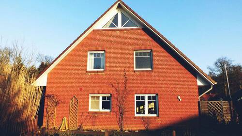 Hausansicht Westseite - Schöne Doppelhaushälfte Niedrigenergie in Fredenbeck